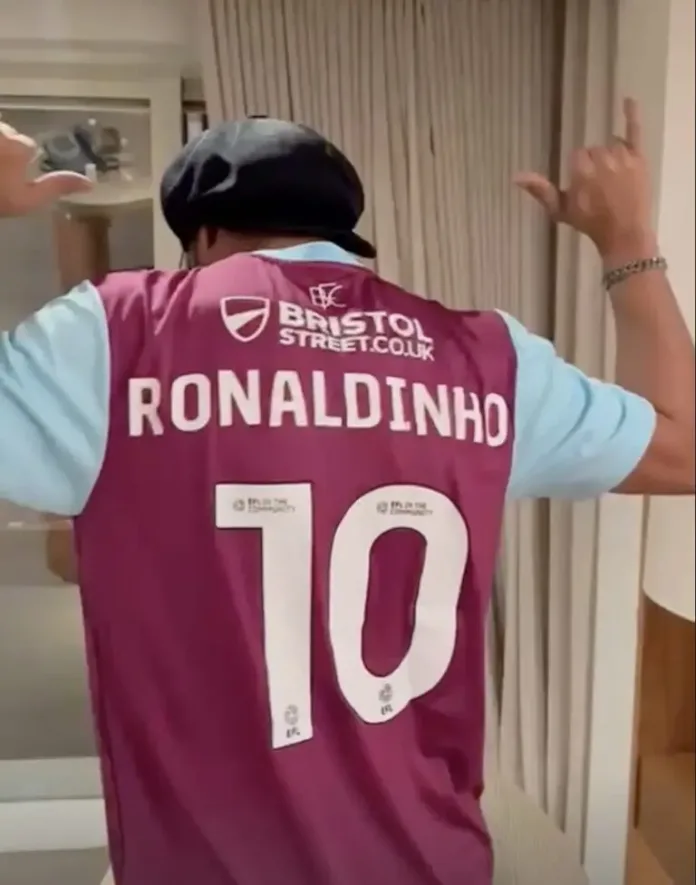 Ronaldinho i Burnley-drakt med sitt ikoniske navn og nummer 10 på ryggen.