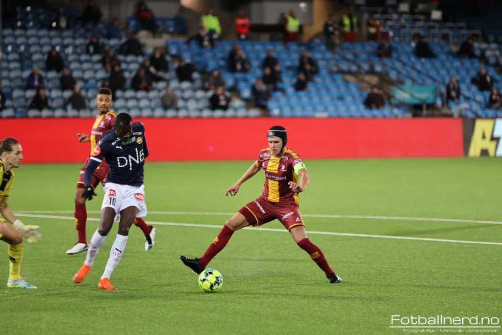 Bjørn Inge Utvik i aksjon for Sarpsborg 08 med den karakteristiske hjelmen.