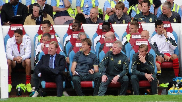 Ronald Koeman og resten av Southampton-benken mot West Ham forrige høst