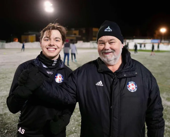 Andrejs Slisko (t.v) med hovedtrener Knut-Eigil Nesselquist bekrefter at han tar en ny sesong for Ekholt Ballklubb.