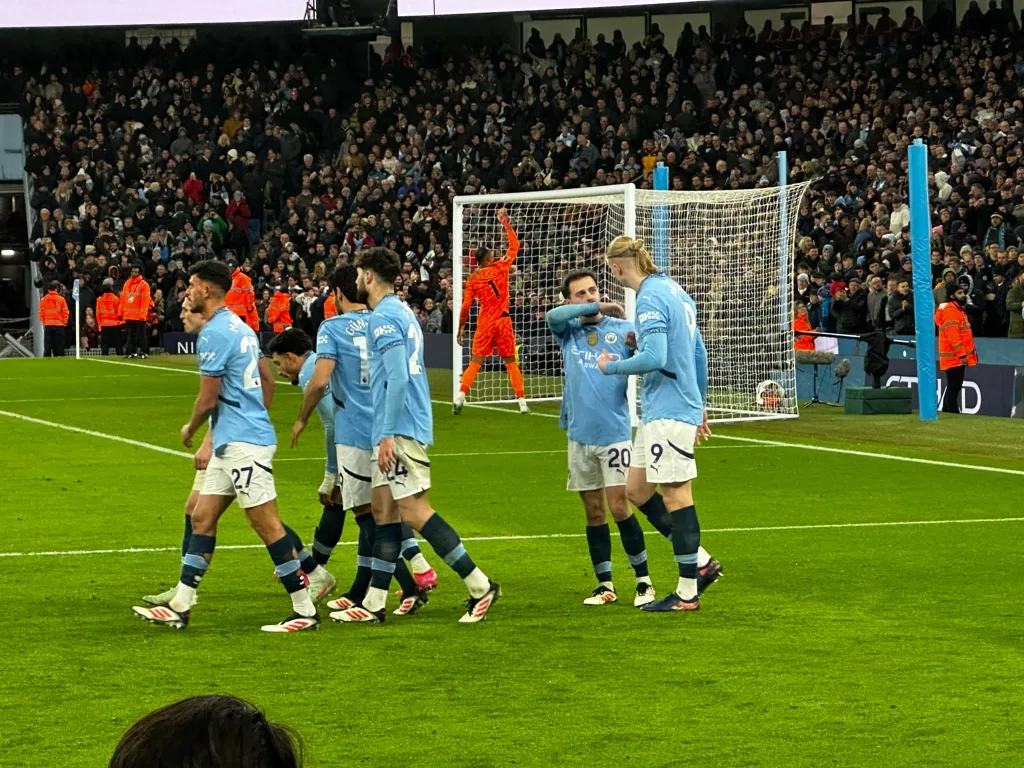 Bernardo Silva feirer med Erling Haaland etter at sistnevnte chippet inn en 2-1 ledelse.