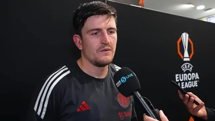 Harry Maguire i heftig diskusjon med dommeren under FA-cupkampen mot Arsenal. Kontroversen rundt straffesituasjonen har skapt stor debatt.